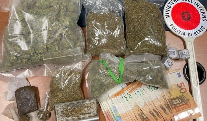 Sorpreso a vendere droga, arrestato spacciatore 32enne