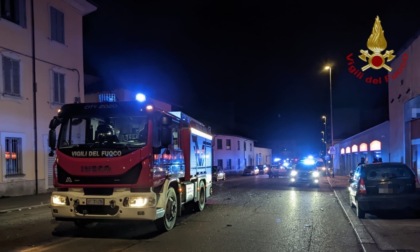 Incidente nella notte a Pavia: due auto coinvolte e cinque persone soccorse