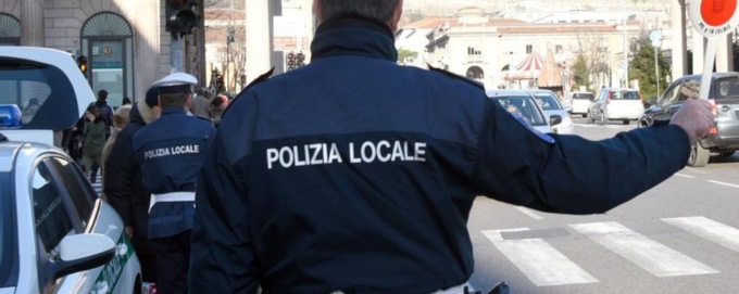 Beccato 18enne con la droga nel parchetto a Vigevano, segnalato dalla polizia