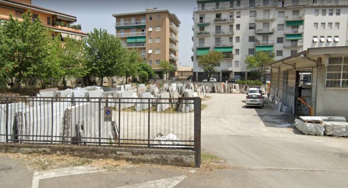 Schiacciato da una lastra di marmo, operaio 54enne in ospedale