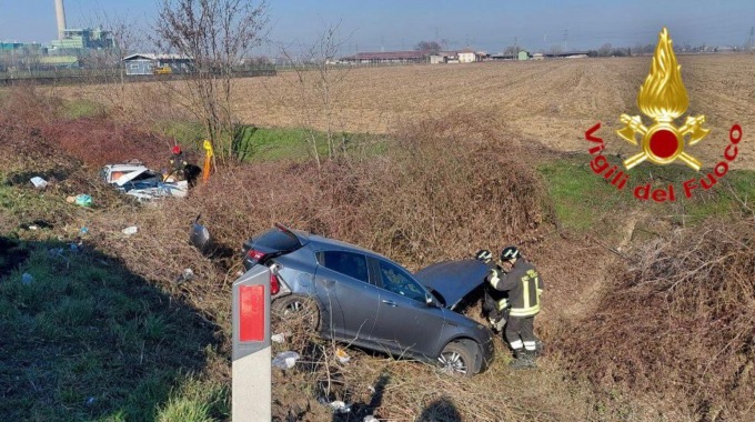 Lo schianto e le due auto che volano nel fossato: quattro feriti