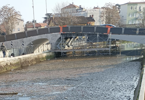 Allarme rifiuti nel Naviglio, la colpa sarebbe dell’impalcatura del Ponte Ghisoni
