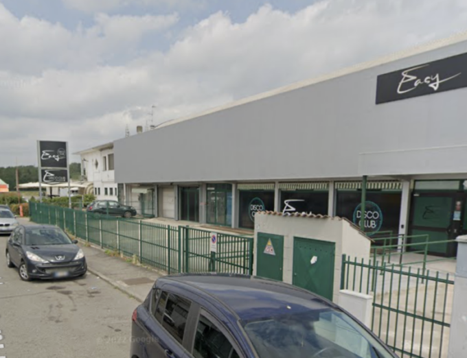 Aggredito e rapinato fuori dalla discoteca, paura per un 22enne