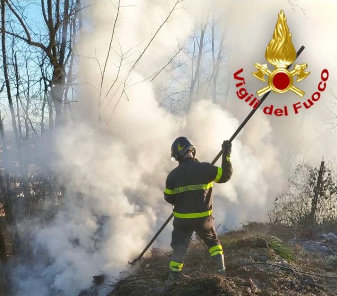 Le foto dell’incendio nei boschi di Miradolo Terme, a fuoco ramaglie e sterpi