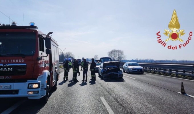 Schianto in autostrada tra un furgone e un’auto: tre uomini soccorsi sulla A7