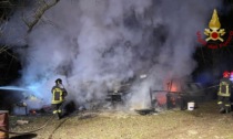 Incendio baracca nella notte: due ore di lavoro per spegnere le fiamme