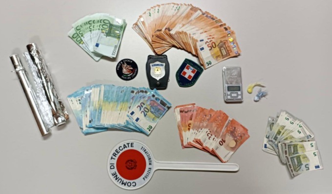 La lite in strada, l’aggressione agli agenti e la droga in casa: arrestato 30enne