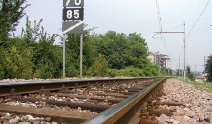 Tragedia sui binari: donna travolta e uccisa da un treno a Stradella, linea bloccata per ore
