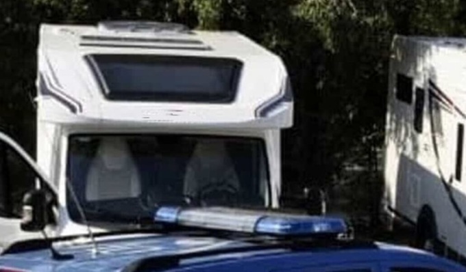 Camper acquistati con assegni falsi e poi rivenduti all’estero: quattro arrestati per riciclaggio