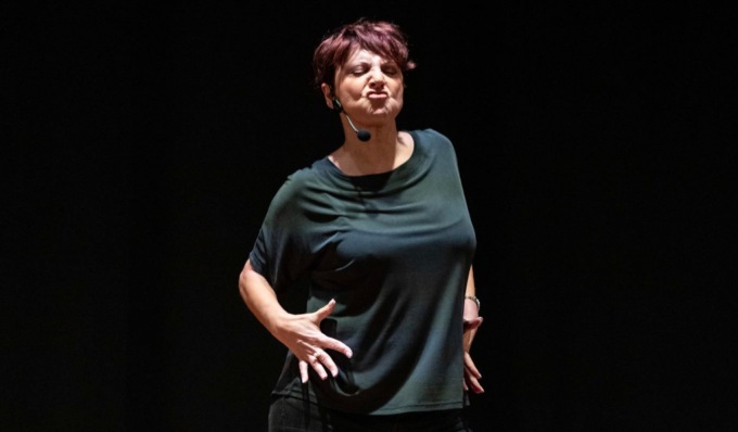 Debora Villa in “Venti di risate” al Teatro Fraschini di Pavia
