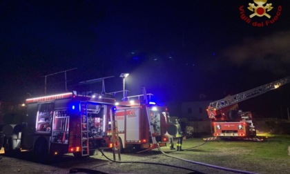 Incendio tetto a Gropello Cairoli: fiamme domate dopo diverse ore di lavoro