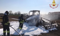 Mezzo agricolo prende fuoco a San Genesio: intervengono i Vigili del Fuoco
