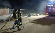 Cumulo di rifiuti prende fuoco a Casorate Primo, intervengono i pompieri
