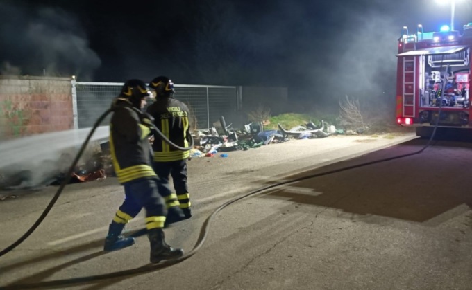 Cumulo di rifiuti prende fuoco a Casorate Primo, intervengono i pompieri