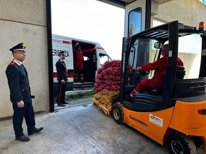 Ancora hashish nel capannone di Redavalle: le patate e le cipolle donate alla Croce Rossa