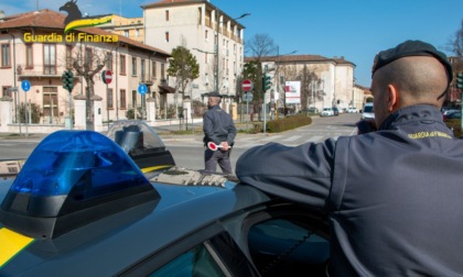 Finanziere travolto da un’auto in fuga sulla Statale 526: scatta la caccia all’uomo nel Pavese