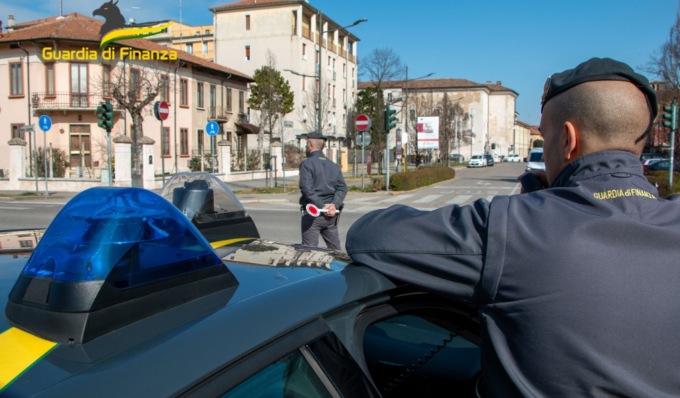 Finanziere travolto da un’auto in fuga sulla Statale 526: scatta la caccia all’uomo nel Pavese