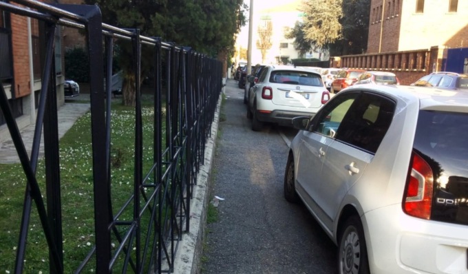 Lo strano caso del quartiere di Pavia con l’incubo della sosta selvaggia per due ore al giorno