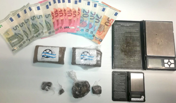 Deteneva droghe e strumenti per lo spaccio, arrestato 25enne di Landriano
