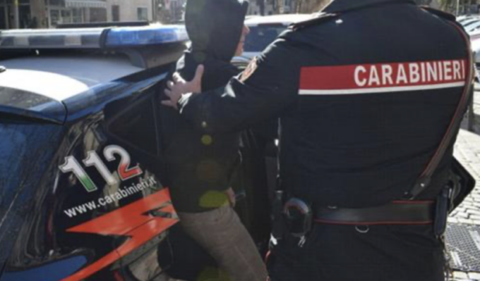 Incendia il portone di una cascina, arrestato stalker 50enne di Mede