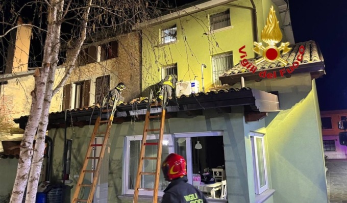 Incendio a Chignolo Po, nella notte brucia porzione di tetto