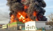 Grosso incendio in azienda chimica di Novara, fiamme visibili fino al Pavese