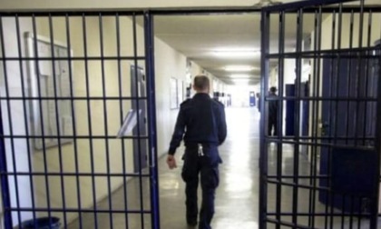 Ennesima aggressione al carcere di Pavia, detenuto prende a morsi gli agenti