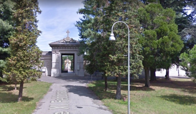 Rissa al cimitero di Robbio, due operai si affrontano a colpi di badile
