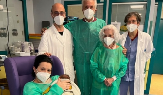 Copri culla e poltrone allattamento in dono alla terapia intensiva neonatale del San Matteo