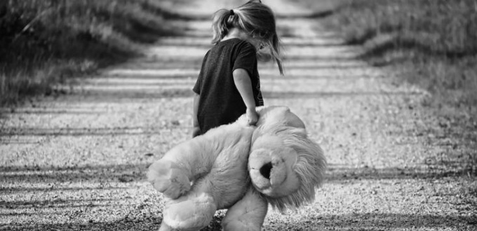 Abusa della figlia di 4 anni e permette anche ai vicini di farlo, condannata a sette anni