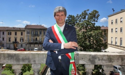Il sindaco Fracassi rientra in Municipio dopo le dimissioni: "Di nuovo al lavoro per Pavia"