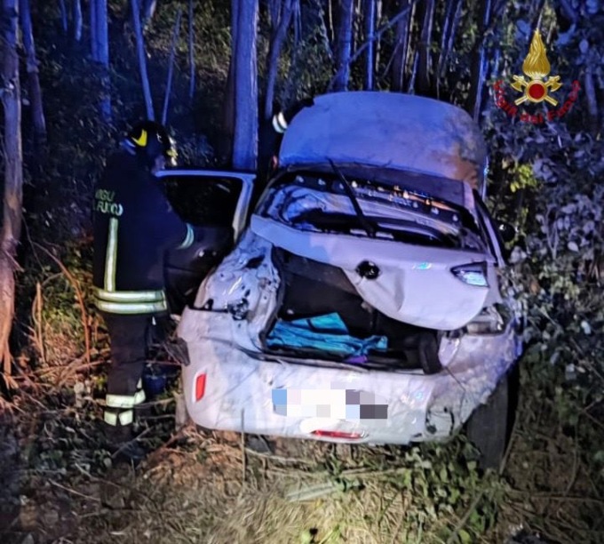 Finiscono con l’auto nella vegetazione a Bereguardo, feriti cinque ragazzi