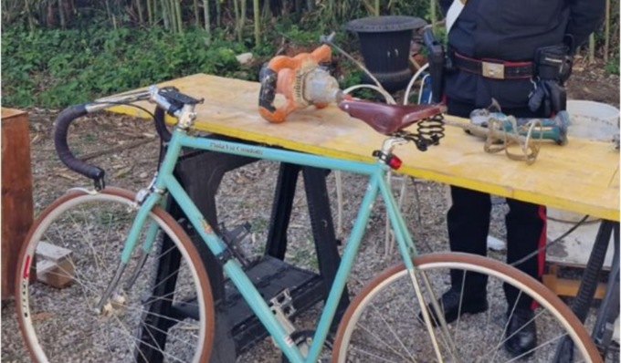 Ladro di appartamenti forza la porta d’ingresso poi fugge con una bicicletta e attrezzi da lavoro