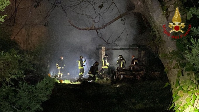 Capannone in fiamme a Casteggio, arrivano i Vigili del Fuoco