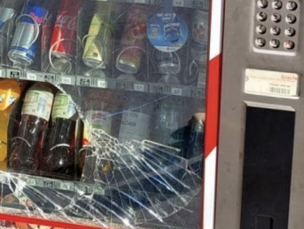 Vandali al Vallone di Pavia, frantumato il distributore di bibite