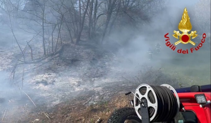 A fuoco 3mila metri quadri di sottobosco: le fiamme lambiscono le case vicine
