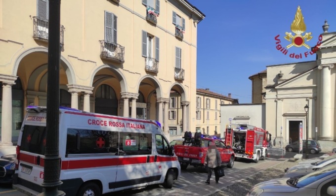 Malore in casa all’ottavo piano, per accedere arrivano i Vigili del Fuoco