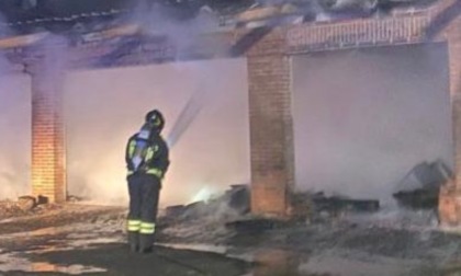 Incendio box a Dorno: oltre tre ore per domare le fiamme