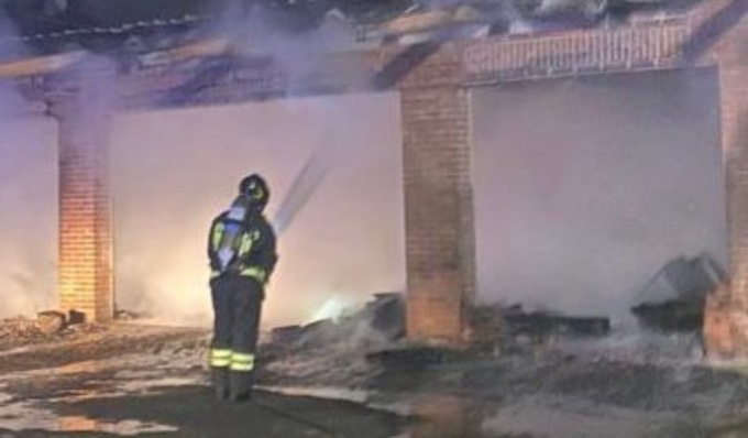 Incendio box a Dorno: oltre tre ore per domare le fiamme