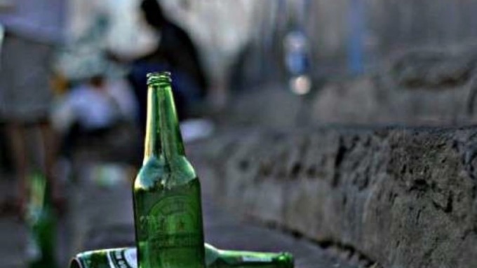 Ruba alcune bottiglie di birra a Pavia e aggredisce la barista, 21enne nei guai
