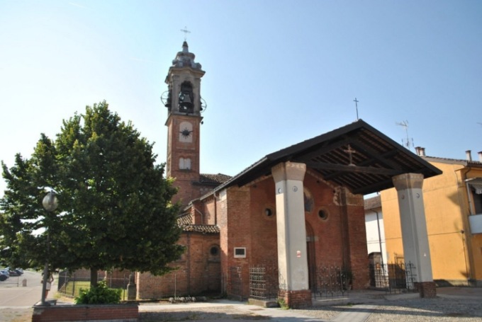 Ingannano il prete della parrocchia di Travacò Siccomario e gli rubano una parte di affresco