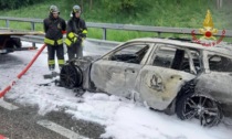 Auto prende fuoco in A7: mezzo distrutto dalle fiamme