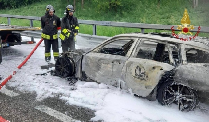 Auto prende fuoco in A7: mezzo distrutto dalle fiamme