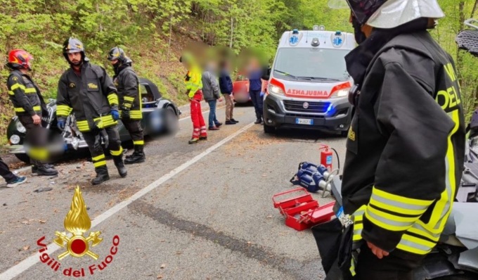 Schianto durante il corteo di auto storiche, elisoccorso a Romagnese