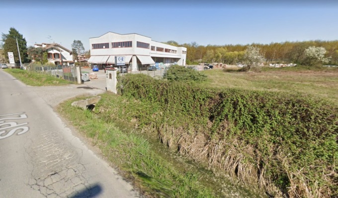 Esce di strada e finisce con l’auto in un fosso, ferito automobilista