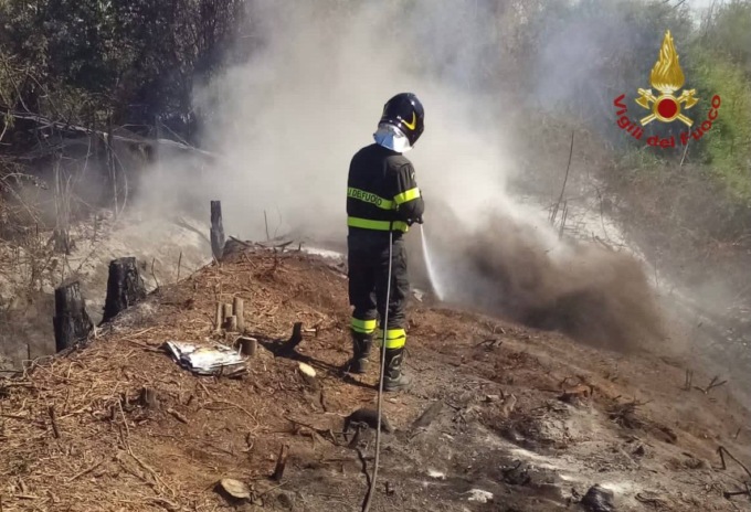 Incendio a Vigevano, a fuoco diverse casotte e una vasta porzione di campo