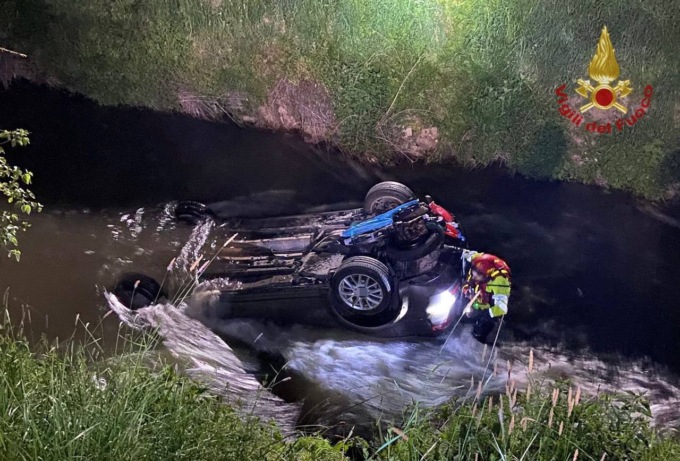 Incidente nella notte a Pavia: auto finisce ribaltata nel Gravellone