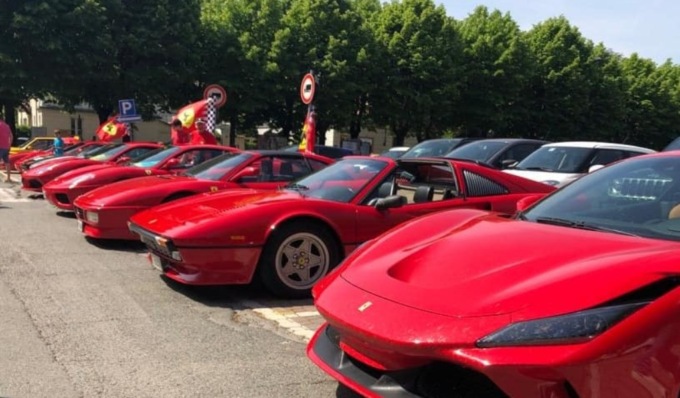 “Le Rosse in Piazza”: Ferrari e auto d’epoca filano in centro a Broni