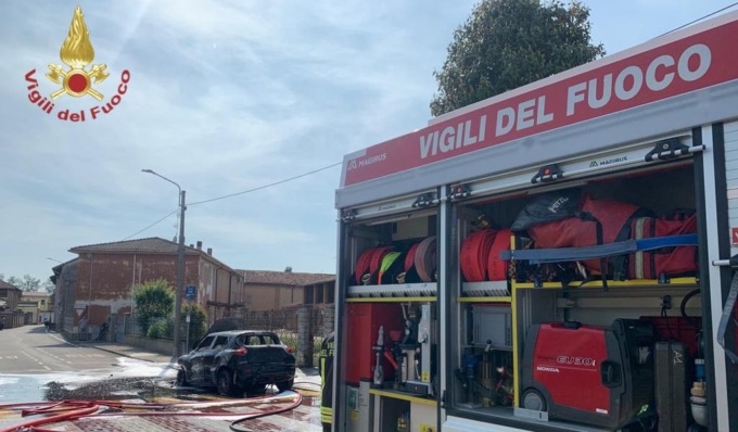Auto alimentata a Gpl e benzina prende fuoco: illesi i due occupanti