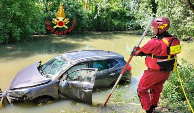 Auto esce di strada e finisce in un fosso pieno d’acqua: soccorsi due uomini